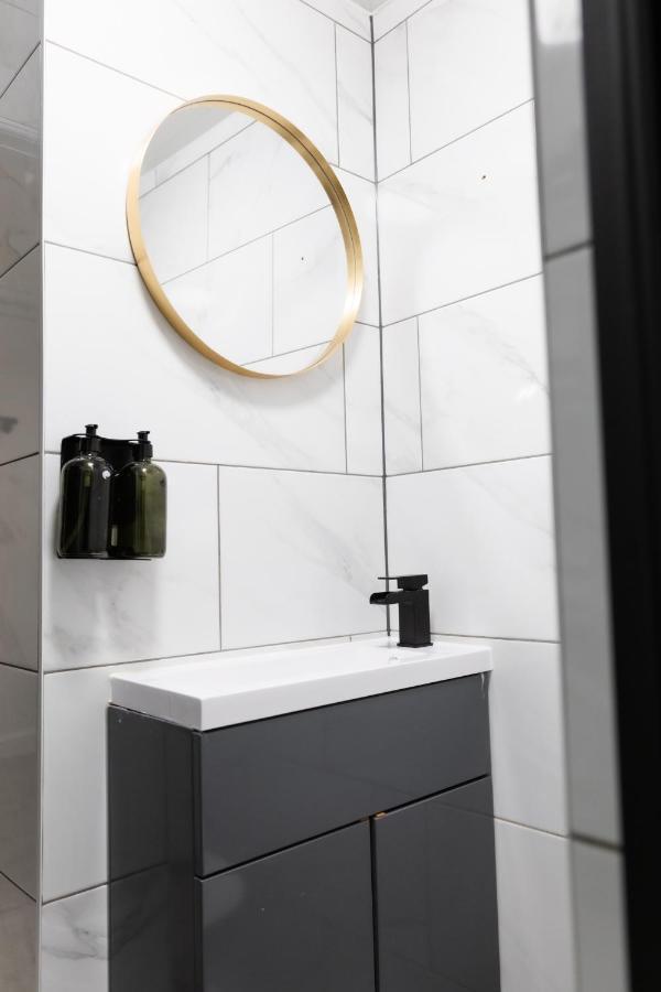 Chic Urban 2 Bedroom Apartments Cardiff Luaran gambar