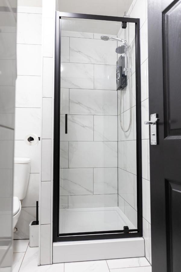 Chic Urban 2 Bedroom Apartments Cardiff Luaran gambar