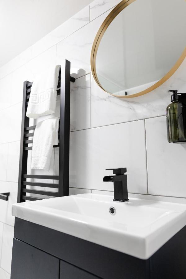 Chic Urban 2 Bedroom Apartments Cardiff Luaran gambar